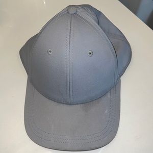 Light gray Lululemon hat.